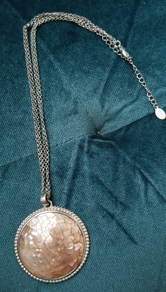 beutiful pink irdadescent cookie lee necklace